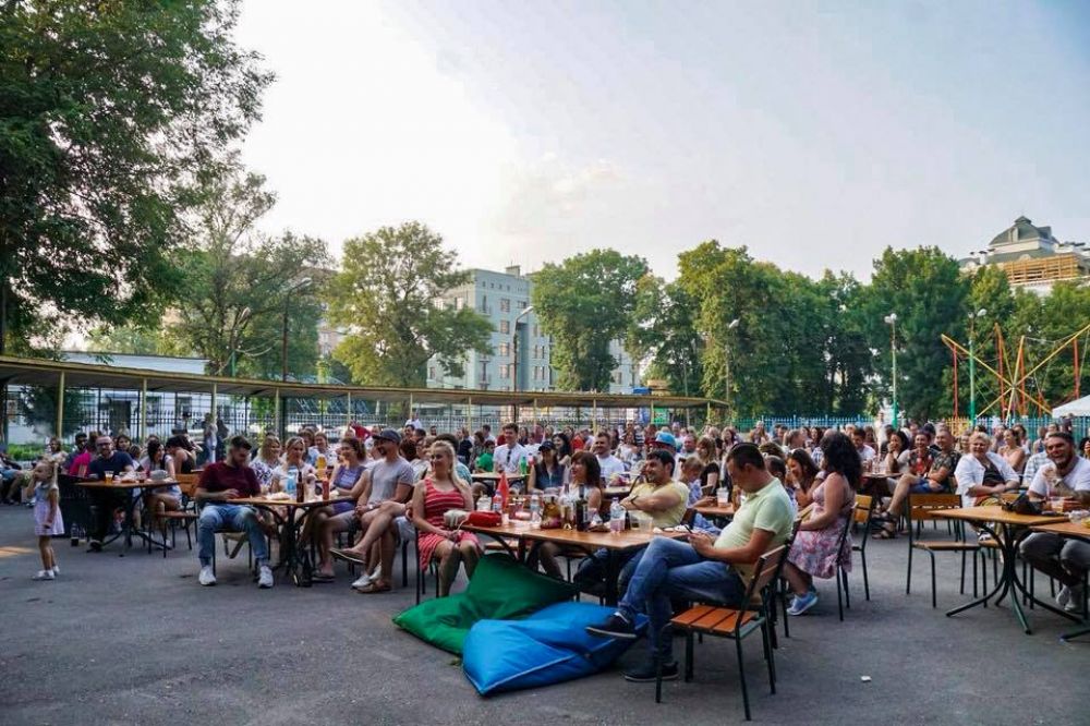 Глядачі на Stand up show (Джерело – сторінка парку «Перемога» в фейсбук)