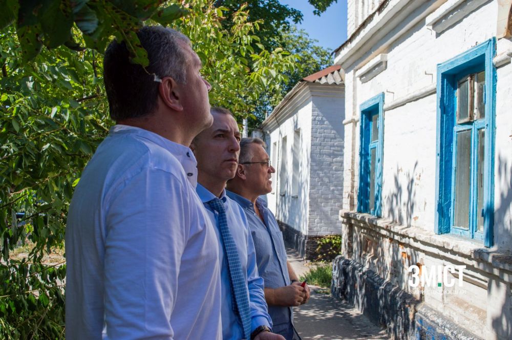 Представники міської влади оглядають будинок