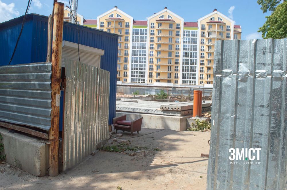 Будівництво у дворі Кадетського