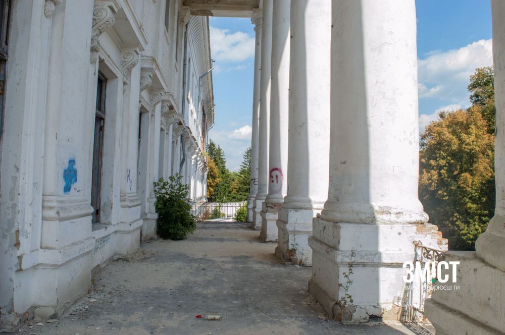 На балконі Кадетського корпусу