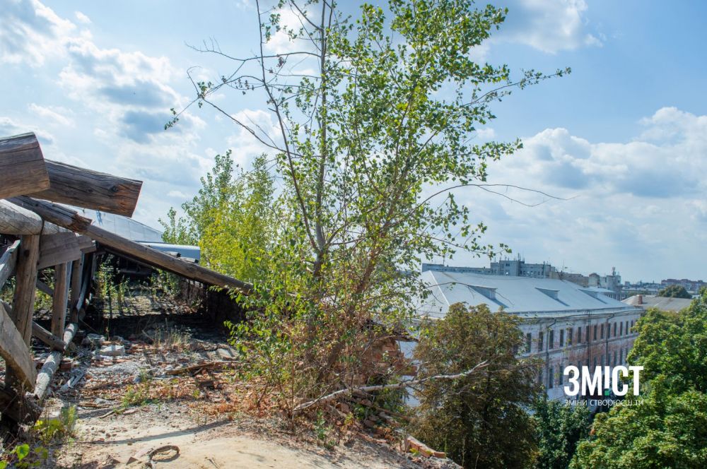 На даху Кадетського