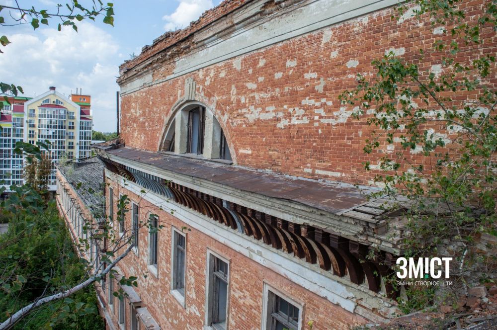 На даху Кадетського