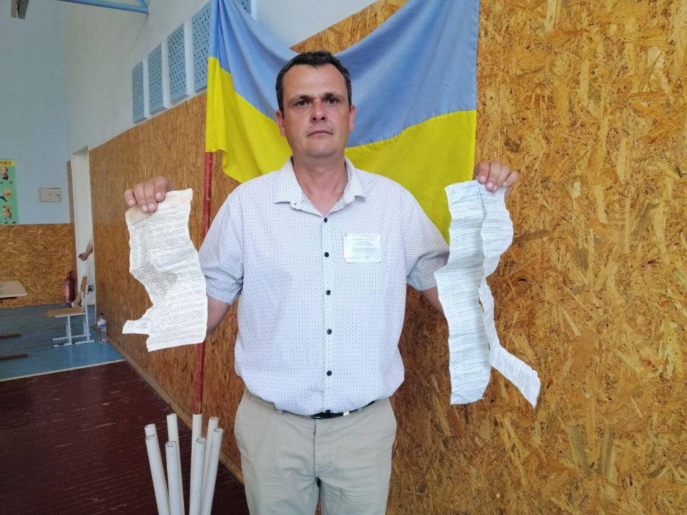 Голова ДВК Олександр Василенко із зіпсованим бюлетенем (фото - Громадянська кампанія «Захист права на вибір» Полтавщини)