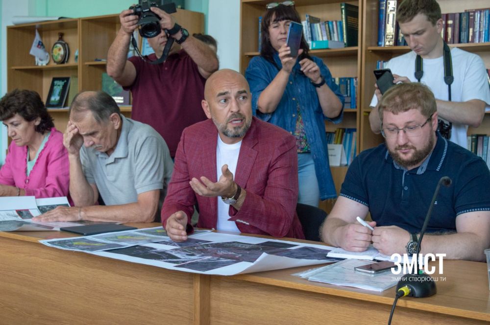 Ярослав Жилкін (у центрі)