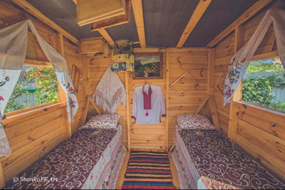 Сон на вуликах - безкоштовна оздоровлювальна послуга гостинного дому. Джерело - інстаграм-сторінка садиби.