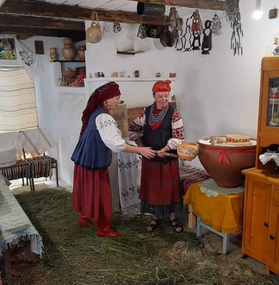 Приготування традиційних страв у печі. Зліва - господиня Олена Щербань. Джерело - сторінка етносадиби у фейсбуці.