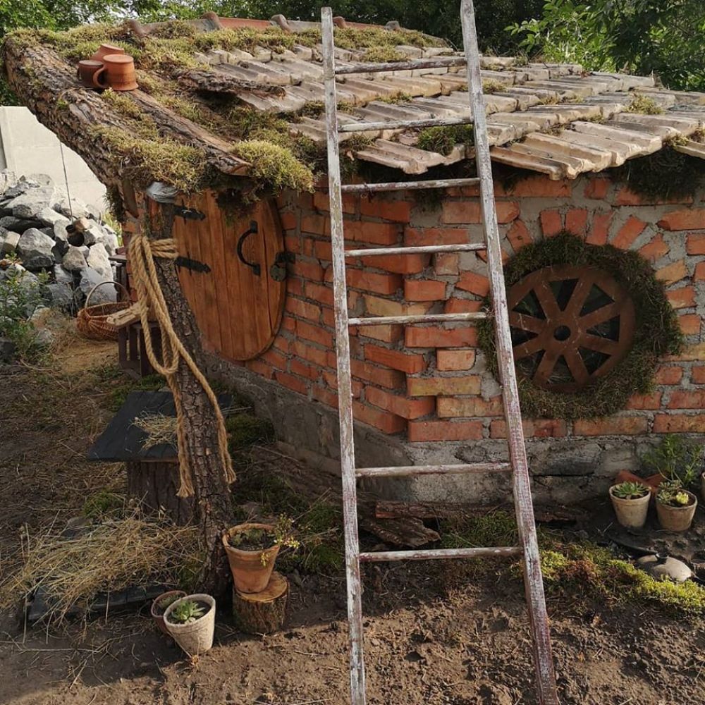 Хатинки гобітів на еколокації Кантрі Хауз. Джерело - фейсбук-сторінка садиби.