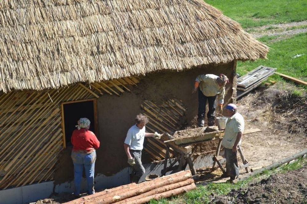 Реконструкція старовинної хати на Старому Хуторі. Джерело - сторінка етнопоселення у фейсбуці.