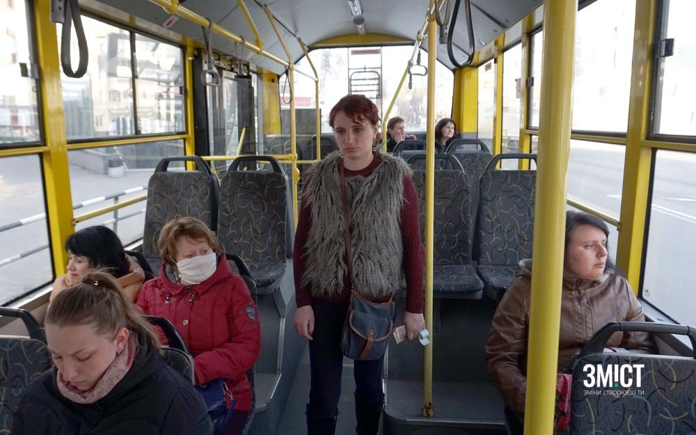 Напівпорожній тролейбус у березні