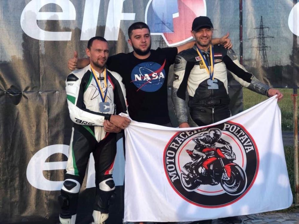 Олександр Гуменюк (у центрі) з учасниками клубу