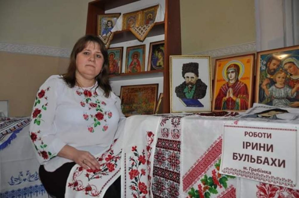 Ірина Бульбаха поруч зі своїми роботами