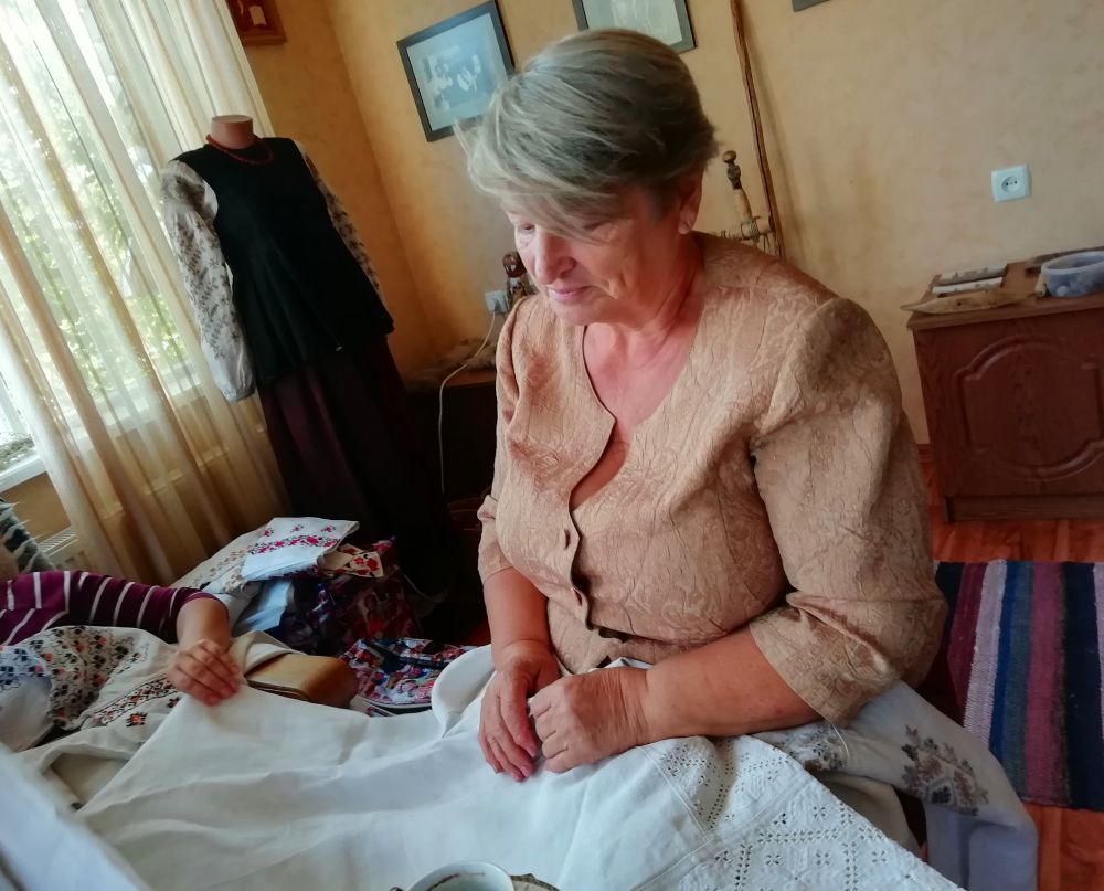 Тетяна Черненко показує скарби зі своєї колекції старовинних вишиванок