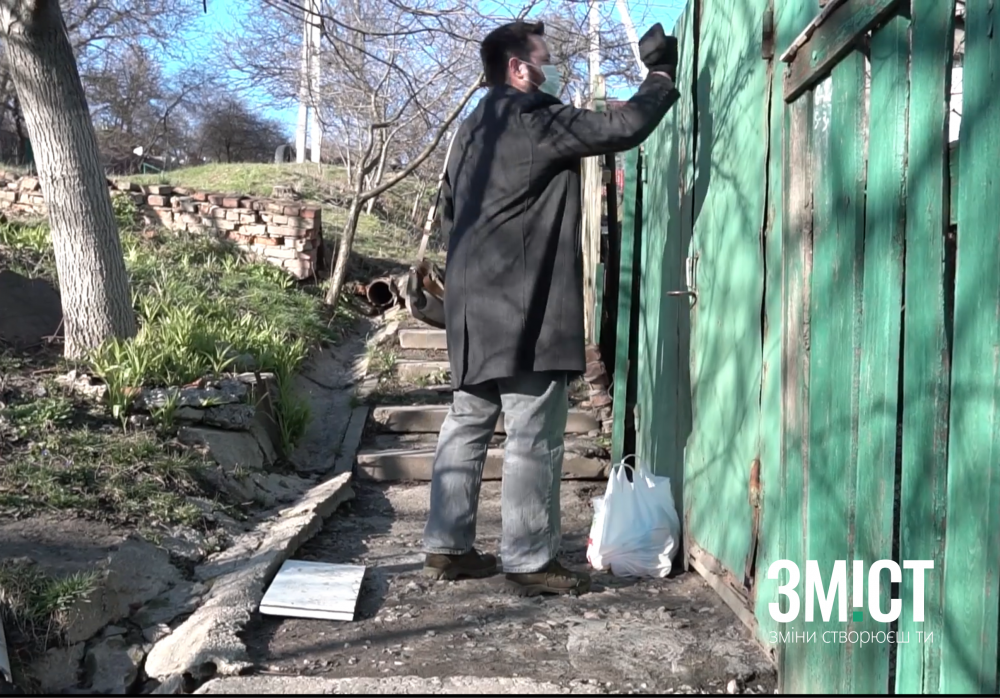 Так працює волонтерська доставка продуктів літнім людям. На фото Олекса Коба