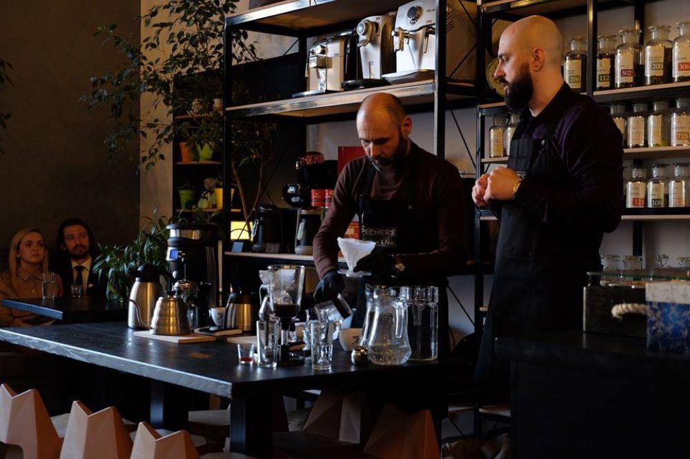 У кав'ярні Pechers