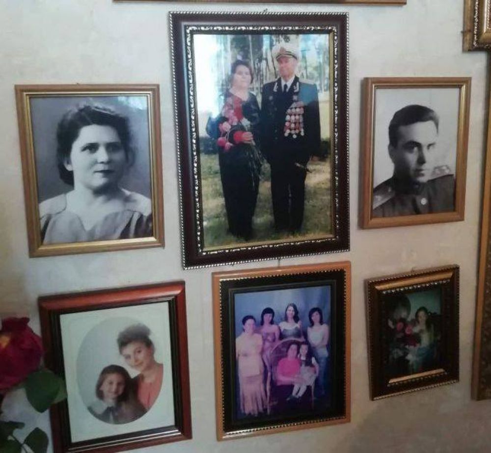 Родинні світлини Ангеліни Горбач. У центрі - вона з чоловіком