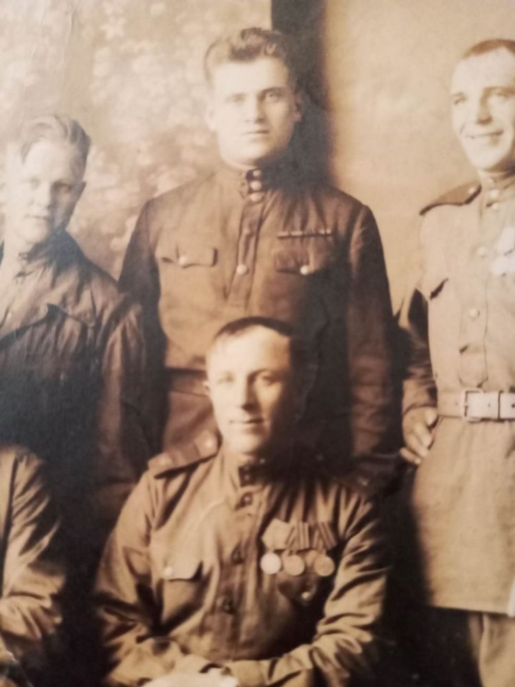 Василь Кравченко серед однополчан. З архіву Юлії Микитченко