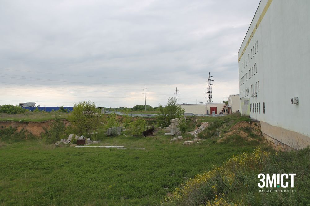 За корпусом диспансеру - місце, де мало б бути найсучасніше стаціонарне відділення