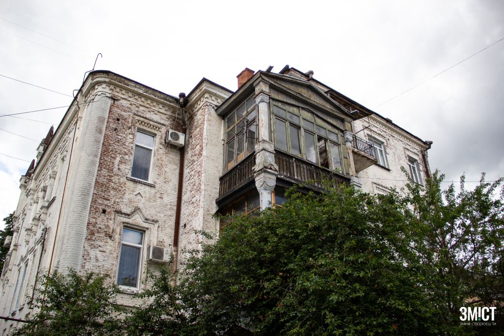 Вигляд з дрову. Розмір балконів вражає.