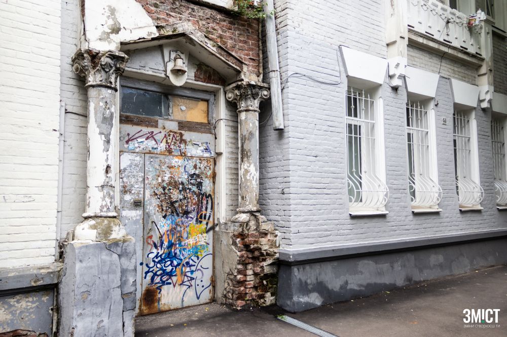 Руйнування біля входу - приманка для вандалів. Мешканці встановили ці двері самі.