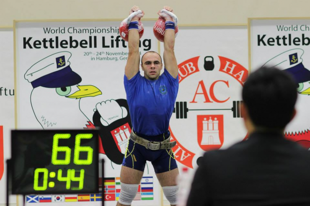 Дмитро на змаганні. Вправи з гирями. Джерело - фейсбук-сторінка Дмитра Зайця