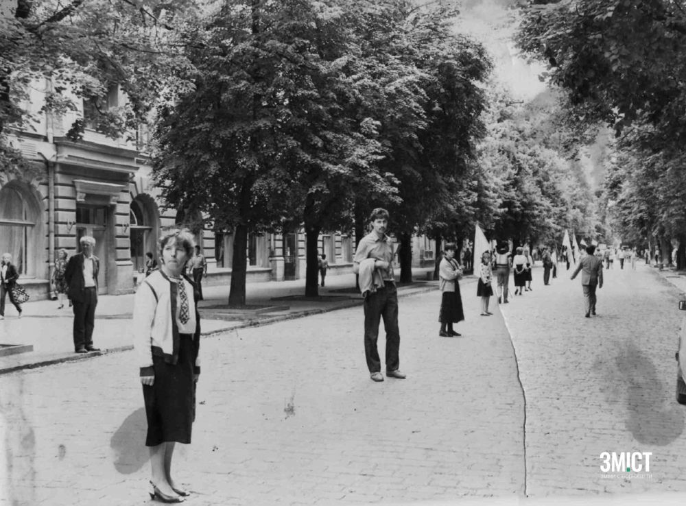 Учасники ланцюга пам'яті на вулиці Соборності