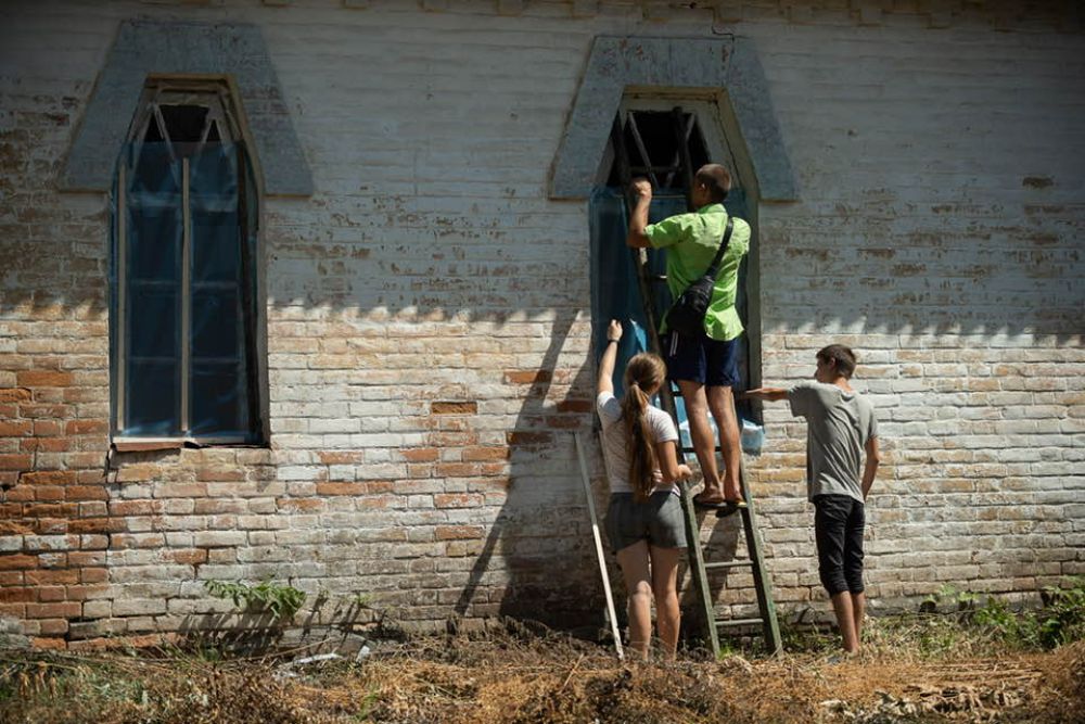 Вікна закрили плівкою