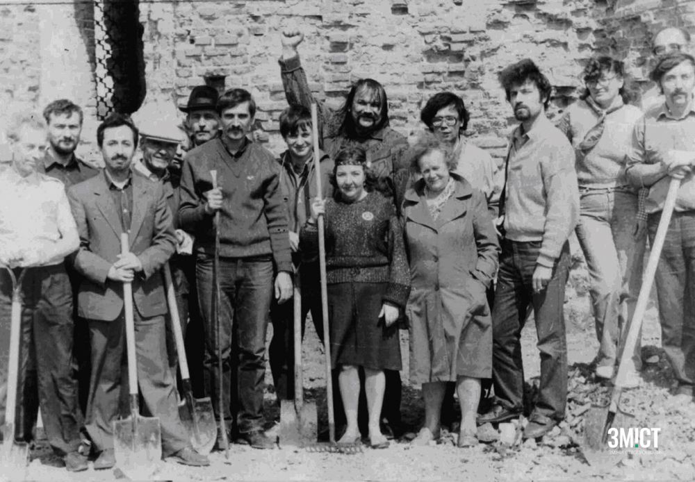 Полтавські активісти на відбудові Вознесенської церкви на Пушкарівці. У першому ряді четверта зліва - Зоя Коваленко, у другому ряді друга справа - Ганна Кіященко, у центрі з піднятою рукою - Олександр Келим.