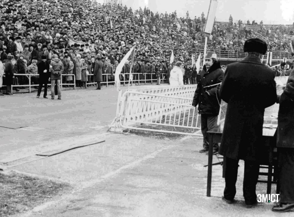 На межі 1990-х демократичні сили збирали на мітинги цілі стадіони