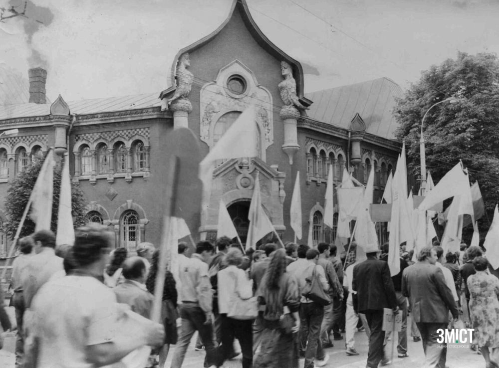 Учасники ланцюга прямують до стадіону Ворскла на мітинг