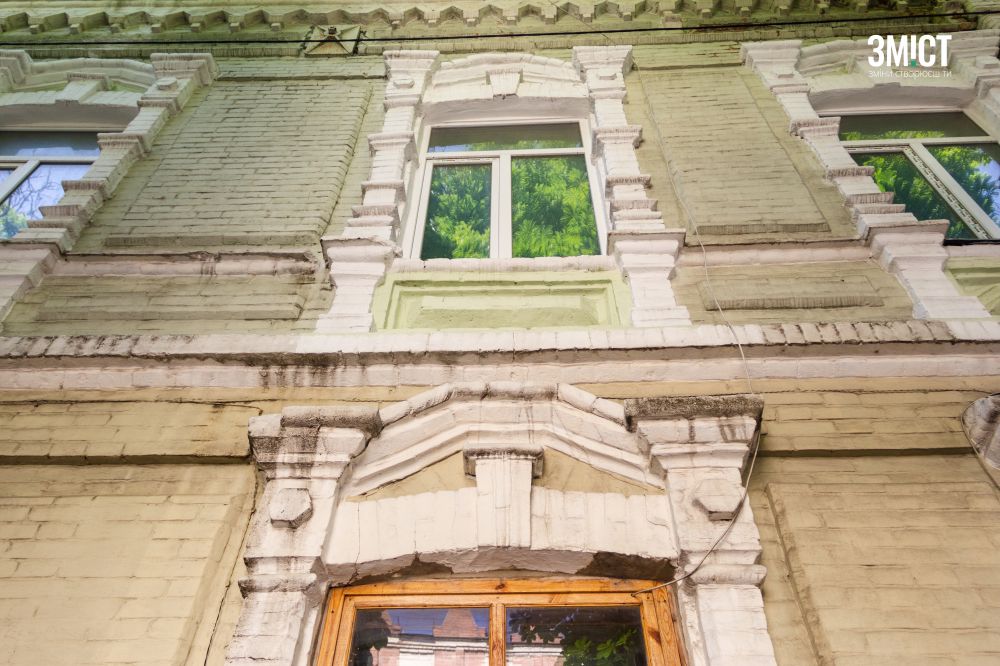 Цегляний декор на фасаді будинку на вулиці Пилипа Орлика, 11/15