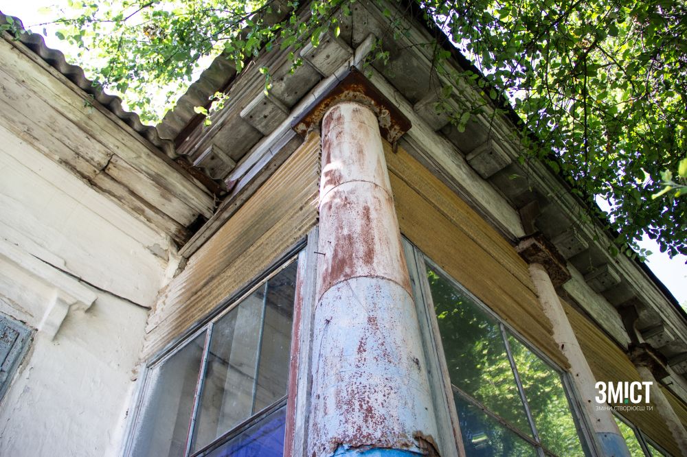 Дерев'яні колони і модульйони, що підтримують карниз