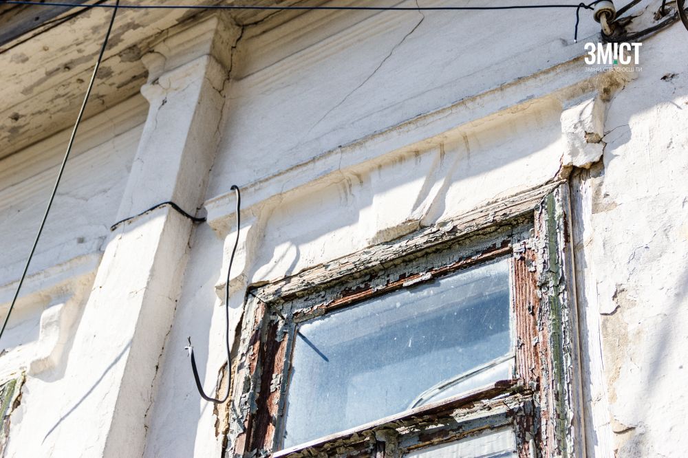 Сандрик - карниз над вікном