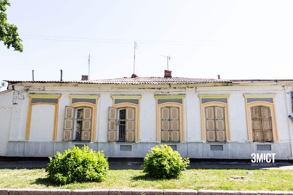 Цей будинок оштукатурений, що вказує, з одного боку, на час його будівництва, з іншого ж - на заможність його власників