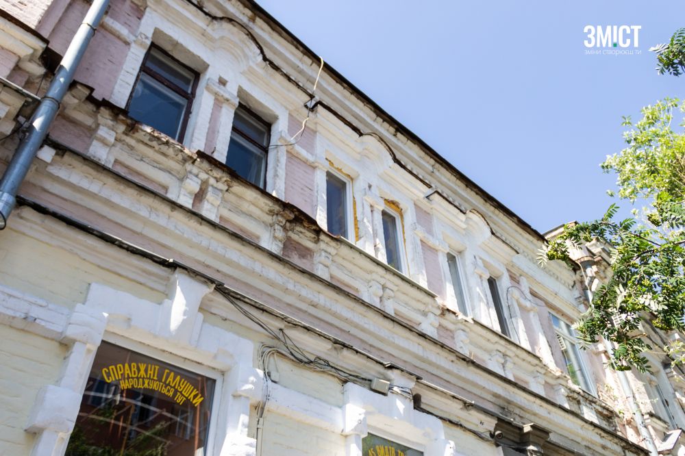 Цегляний декор на фасаді будинку на вулиці Пилипа Орлика, 29