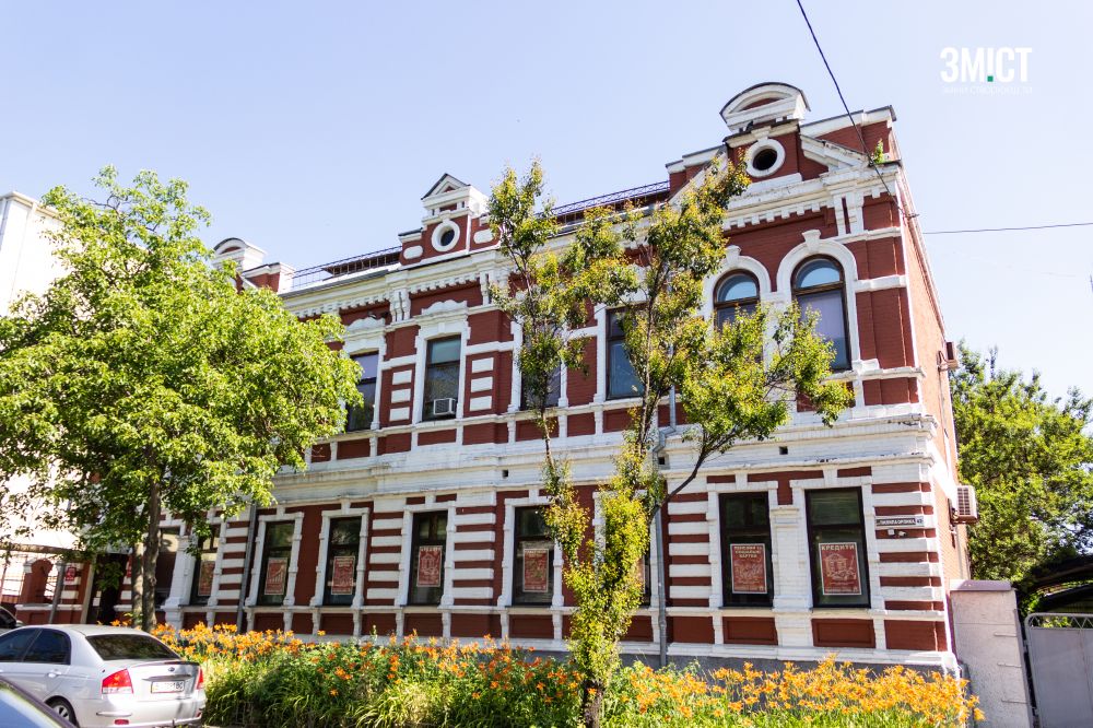 Будівля Полтава-банку (Пилипа Орлика, 42) - приклад правильного фарбування фасаду: кольорова площина і білий декор