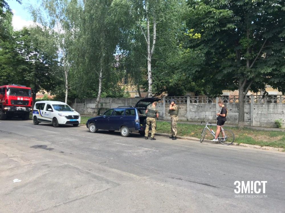 Вибухотехніки на території