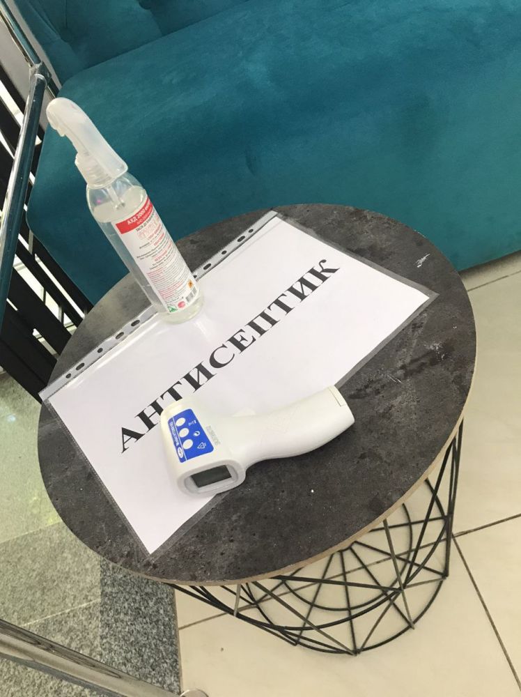 Антисептик та безконтактний термометр у студії краси Live Dreams