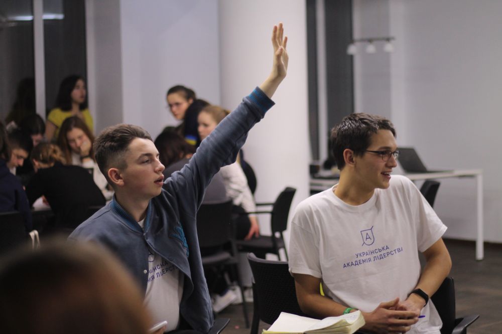 Готуйтеся до того, що керування державою треба брати у свої руки, Або 9 питань до політолога Миколи Давидюка