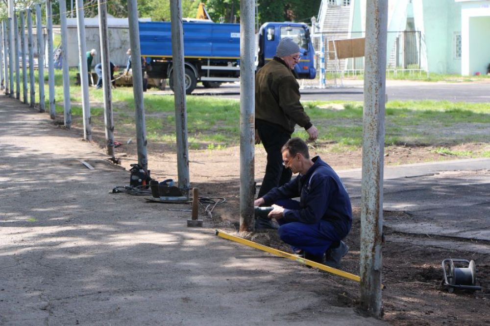 На території майданчику встановлюють стовпи