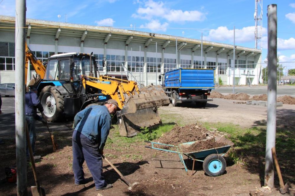 На територію майданчику облаштовують нове покриття