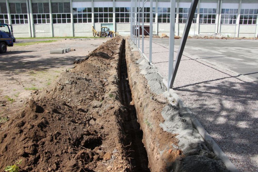 На територію майданчику облаштовують нове покриття