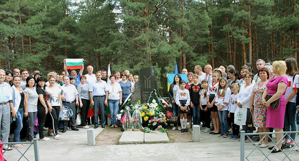 Пам'ятник хану Кубрату в с. Мала Перещепина.