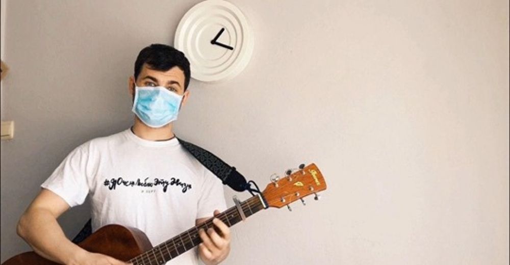 Костянтин Ізюмов проводить онлайн-уроки гри на гітарі. Джерело - фейсбук-сторінка Костянтина Ізюмова