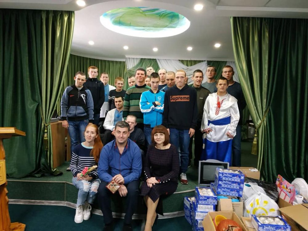 Давид Джалагонія з вихованцями Зіньківського дитячого будинку. Джерело - фейсбук-сторінка Давида Джалагонія