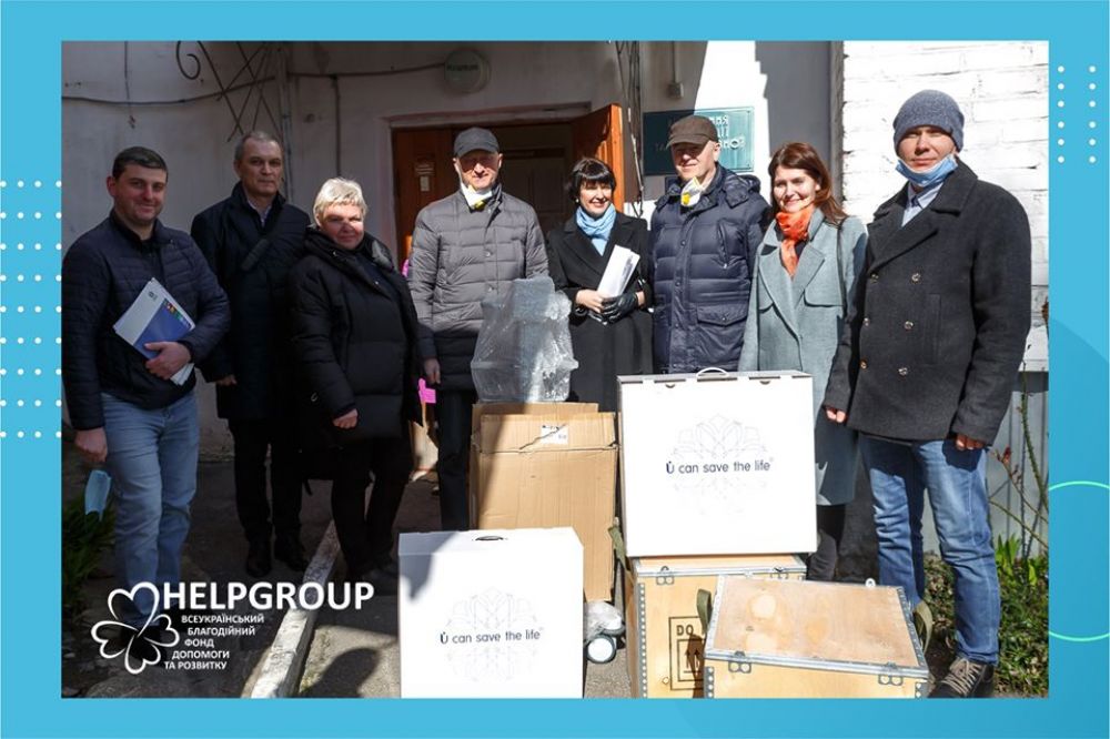 Передача апаратів ШВЛ інфекційній лікарні.  Джерело - фейсбук-сторінка фонду Helpgroup