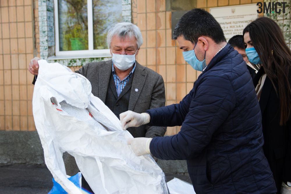 Передача захисних костюмів для медиків п'ятій лікарні