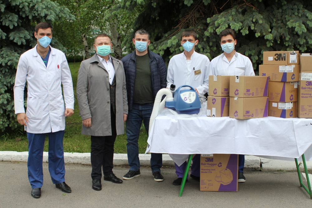 Передача апаратів для підігріву пацієнтів обласній лікарні