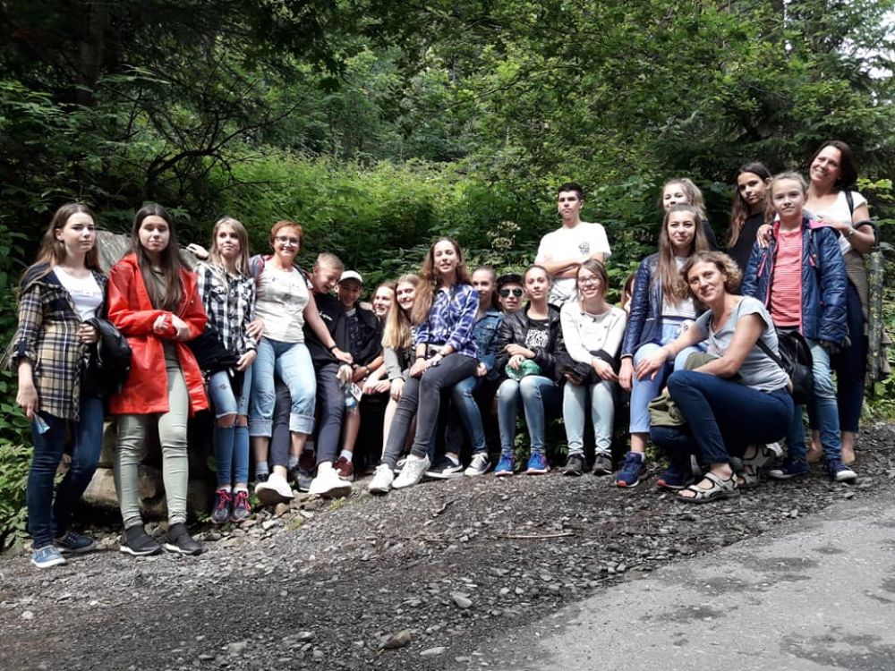 Учителі Полтавського ліцею №1 Тетяна Балагура та Наталія Бойко з учасниками літературної студії 