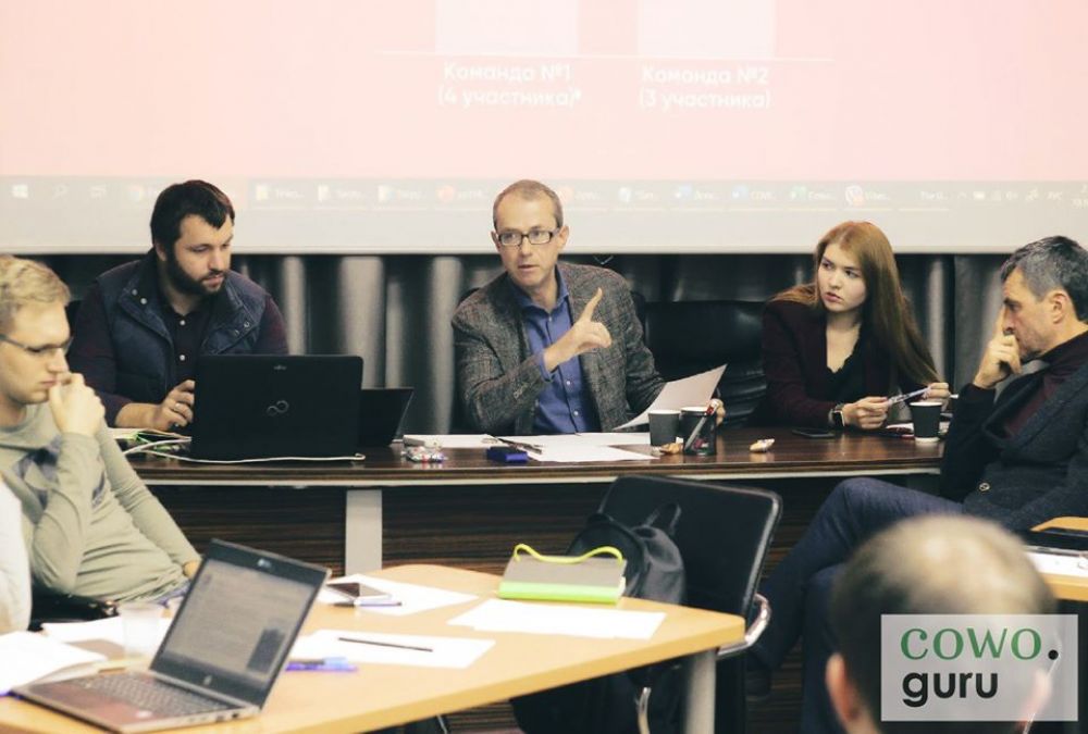 Андрій Баумейстер веде заняття курсу в клубі Cowo.guru (джерело - сторінка у Фейсбуці)