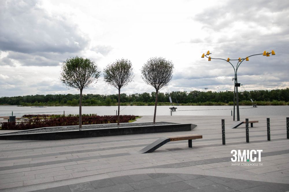 В оформленні скверу використано місцевий граніт.